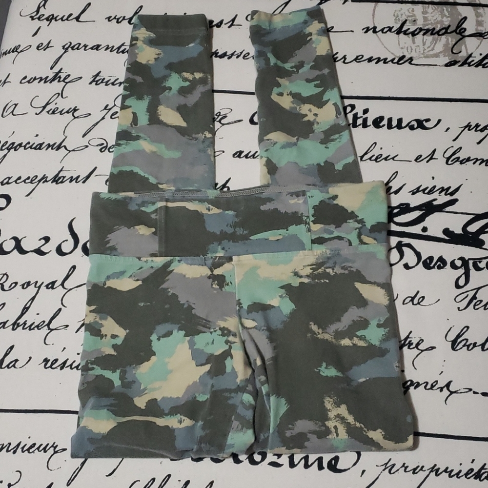 🎫FREE with purchase Aritzia talula camo leggings - Picture 4 of 8